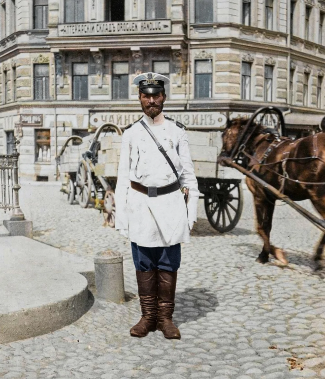 Городовой на Мытнинской набережной. Санкт-Петербург, 1905 год.